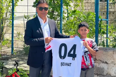 Seyit Ateş, Ağrılı taraftar Şevhat'ın Beşiktaş forması hayalini gerçekleştirdi