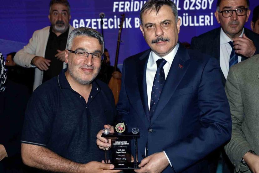 Feridun Fazıl Özsoy Başarılı Gazeteciler Ödül Töreni’nde İHA’ya ödül