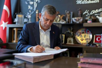 Özgür Özel ve 90 vekil CHP'den istifa etti